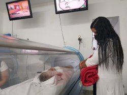 Hiperbárica faz a diferença na vida de bebê internada pelo SUS na Santa Casa de Santos